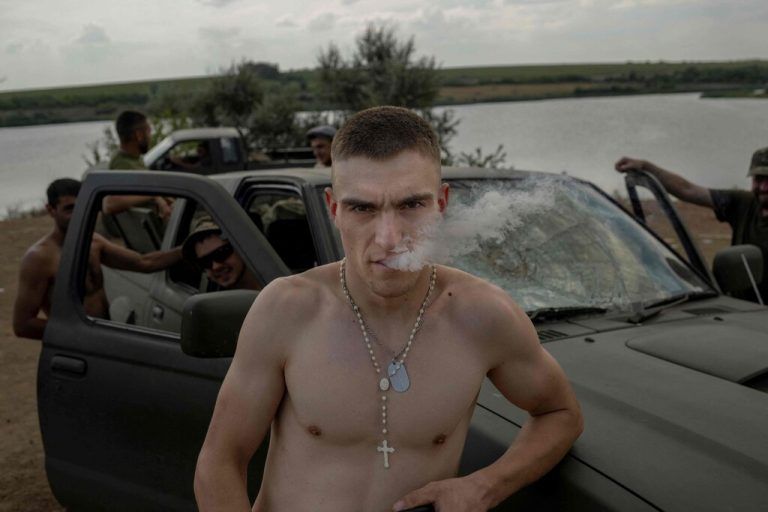 Ukrainische Soldaten machen inmitten der russischen Invasion, einige Kilometer von der Front entfernt, in der östlichen Donbass-Region, Rast. AFP/KILIC