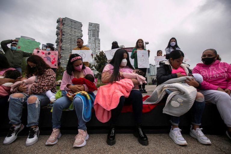 Um das soziale Stigma von Stillen im öffentlichen Raum anzuprangern, veranstaltete eine Frauengruppe in Mexiko-Stadt ein Stillfestival. Reuters