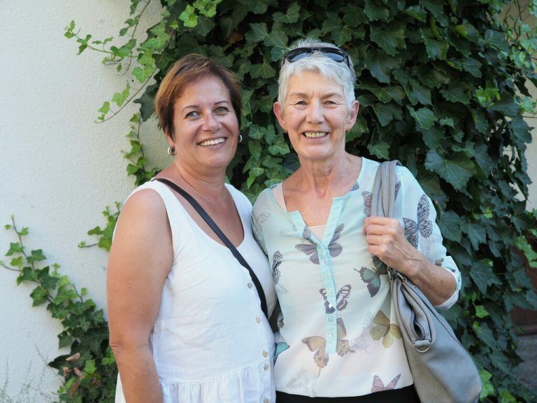 Unter den Theaterbesuchern: Michaela Hafner und Bruni Reis.