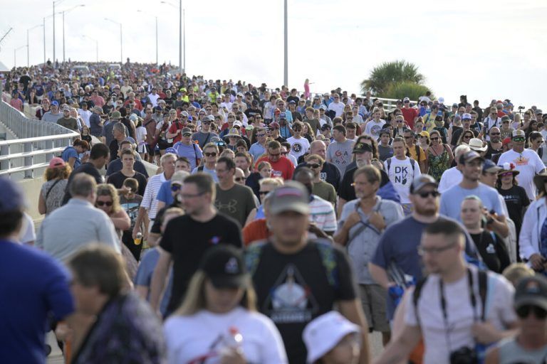 Viele Schaulustige waren gekommen um den Start der Rakete live mitzuerleben. ap