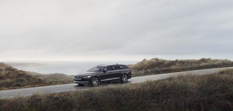Volvo V90: Auf fast fünf Metern Länge erstreckt sich der Schwede, der Radstand misst fast drei Meter, ins Ladeabteil passen 507 bis 1473 Liter Gepäck.