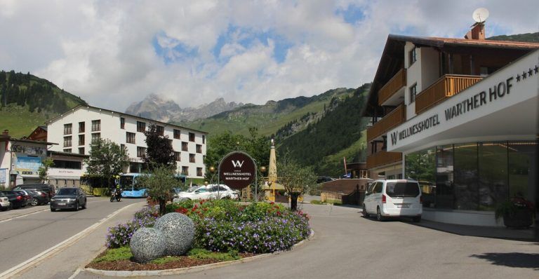 Vom Hotel Warther Hof (rechts) beziehen auch das Hotel Walserstube und das Hotel Steffisalp (links) umweltfreundliche Energie aus der Biomasseheizung. stp/2