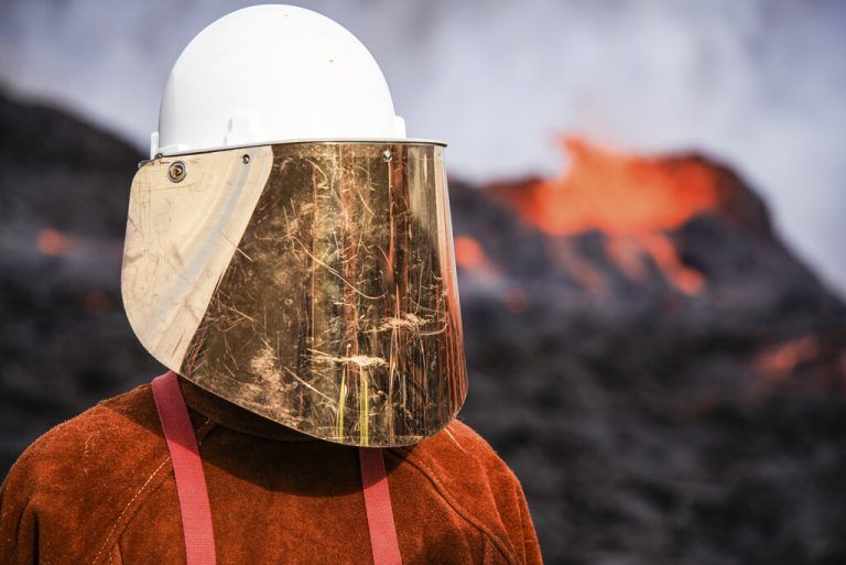 Weiterhin drängen viele Schaulustige, zum Teil in Schutzbekleidung, zum Vulkan Fagradalsfjall, der gerade in Island ausbricht.  AP