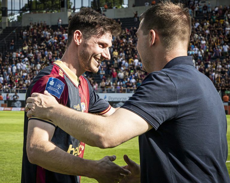 Gratulation von Trainer Jens Gustafsson. <span class="copyright">Verein</span>