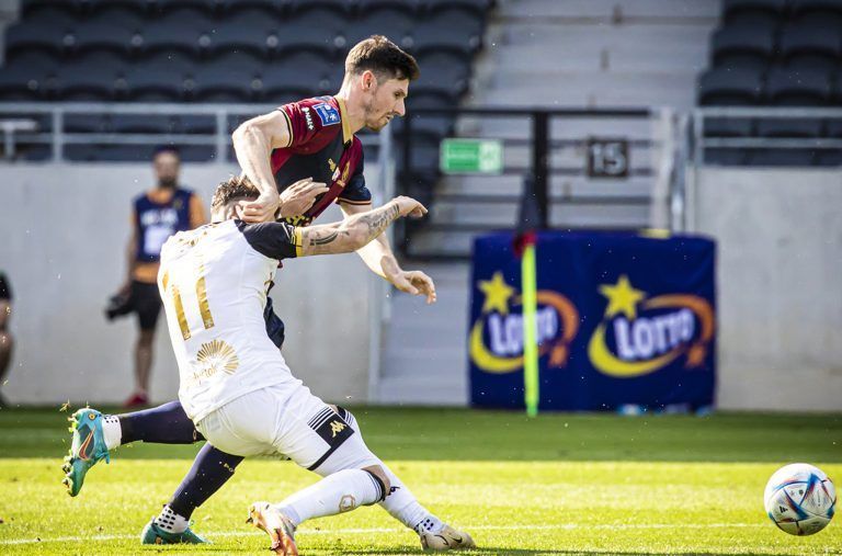 Benedikt Zech im Heimspiel gegen Jagiellonia (1:0) im Duell mit dem Spanier Jesús Imaz, Kapitän des Gegners. <span class="copyright">Verein</span>