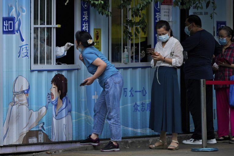 Zero-Covid-Politik: Bewohnerinnen und Bewohner der chinesischen Hauptstadt Peking lassen sich auf das Virus testen. AP
