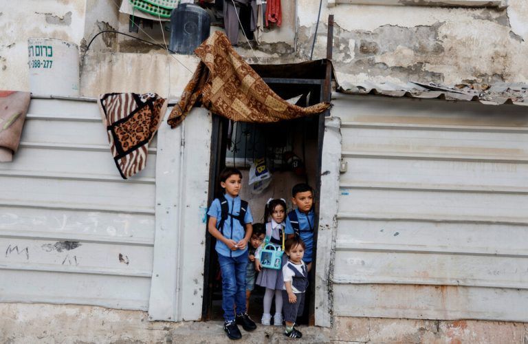Zu Beginn des neuen Schuljahres machen sich Kinder in Khan Yunis im südlichen Gazastreifen für den Schulbesuch bereit. Reuters