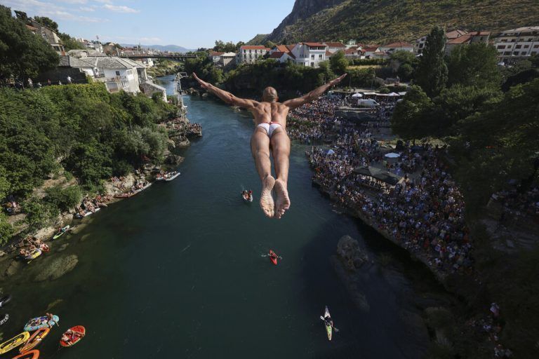 Zum 456. Mail findet der jährliche Hochsprungwettbewerb von der 23 Meter hohen Brücke in Mostar, Bosnien, in den Fluss Neretva statt. AP