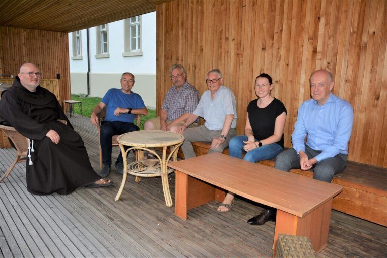 Zusammenkunft im Klostergarten: V. l.: Pater Natalis, Hans Gasser, Peter Rosenzopf, Elmar Mayer, Eva Cerv und Dr. Robert Schneider.