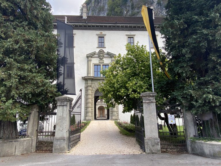 Franz Josef Waldburg-Zeil hat 1954 den Familiensitz übernommen. HOfmeister, Franc, rauch