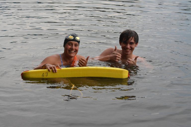 Katharina Maier (22) und Leo Bösch (15) trainieren täglich für ihre ehrenamtlichen Einsätze.