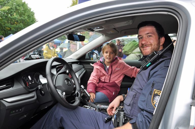 Einmal Probesitzen im Polizeiauto.