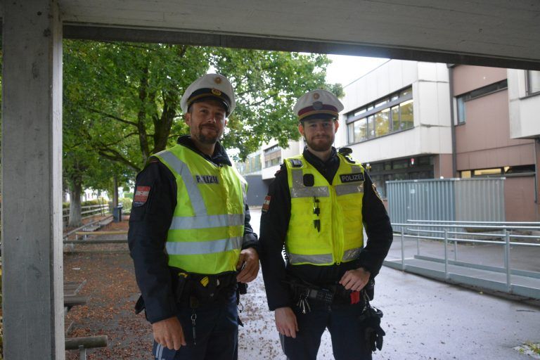 Simon Müller und Ronald Winder zeigen den Schülern, wie sie sicher die Straße überqueren.