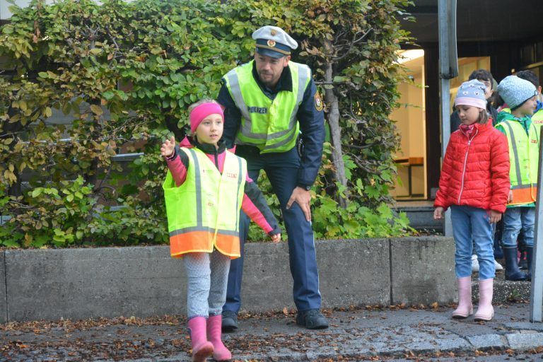 Das sichere Überqueren der Straße will gelernt sein.