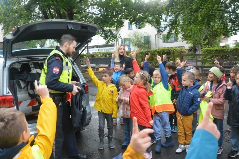 Die Kinder wussten auf die Fragen der Polizisten auch schon Antworten.