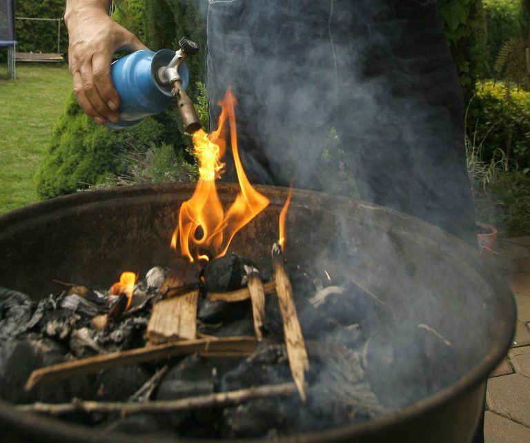 Der Grill birgt bereits im Betrieb im Freien ein gewisses Gefahrenpotenzial. Im Wohnraum hat er nichts verloren. <span class="copyright">APA/HARALD SCHNEIDER</span>