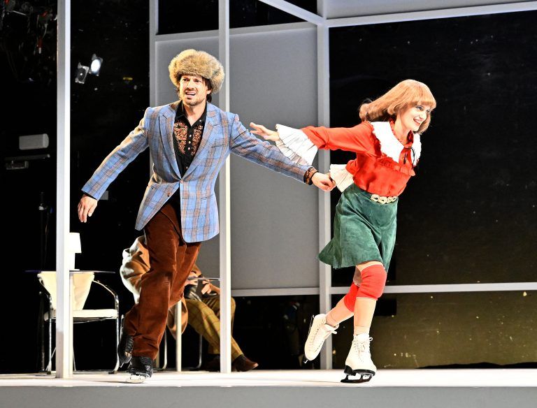 Alma Hasun als Kitty und Alexander Absenger als Ljewin in "Anna Karenina". <span class="copyright">APA</span>