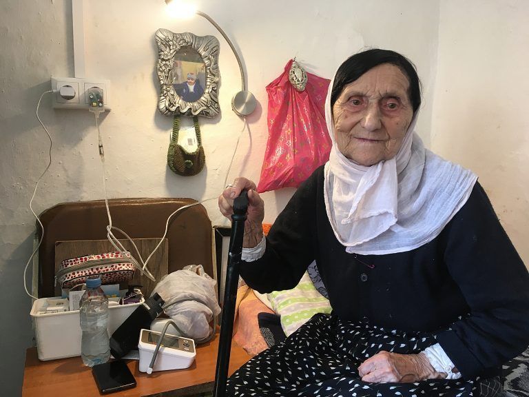 Nana Cufaij ist glücklich. Jetzt hat sie ein funktionierendes LED-Licht über ihrem Schlafplatz.