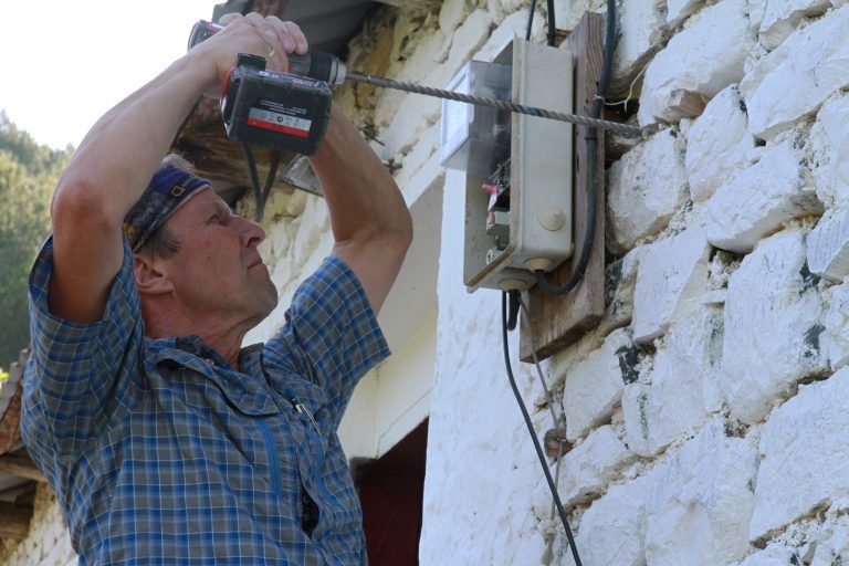 Edwin Mennel rückte dem gefährlichen Stromkasten mit Bohrkraft zu Leibe.