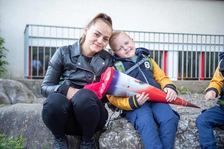 Erstklässler Sejad mit seiner Mutter Elisa. <span class="copyright">Beate Rhomberg</span>Er möchte Profifußballer werden und Feuerwehrmann. 