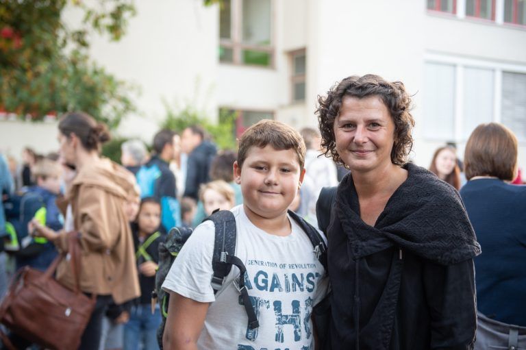Jonas mit seiner Mutter Julia. Der Bub besucht nun erstmals eine Regelschule. Vorher war er in einer Sprach- und Bewegungsklasse. Jonas litt an einer Hörbeeinträchtigung.    