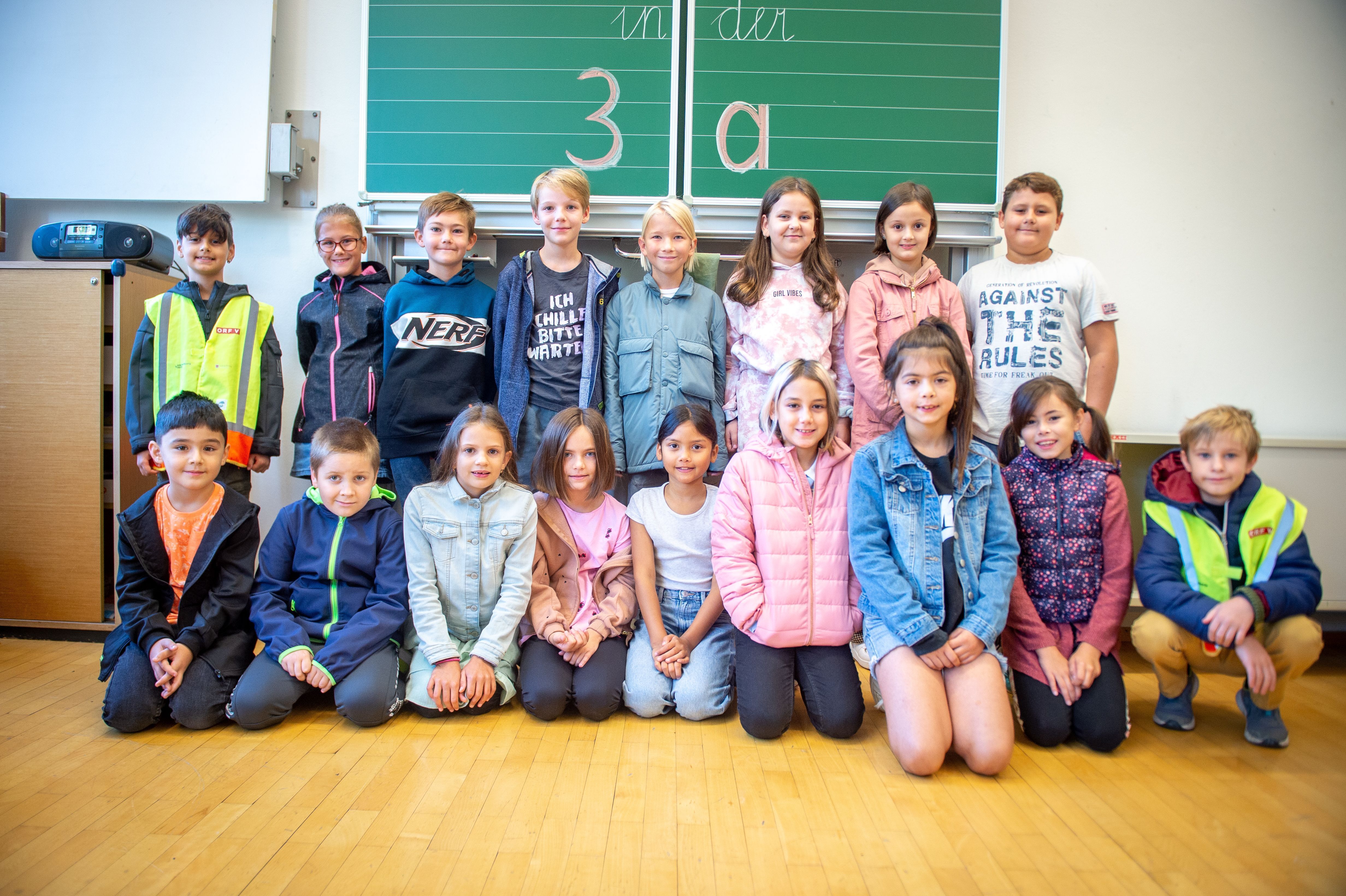 Die Schüler der 3a-Klasse posieren mit Freude für den Fotografen. 