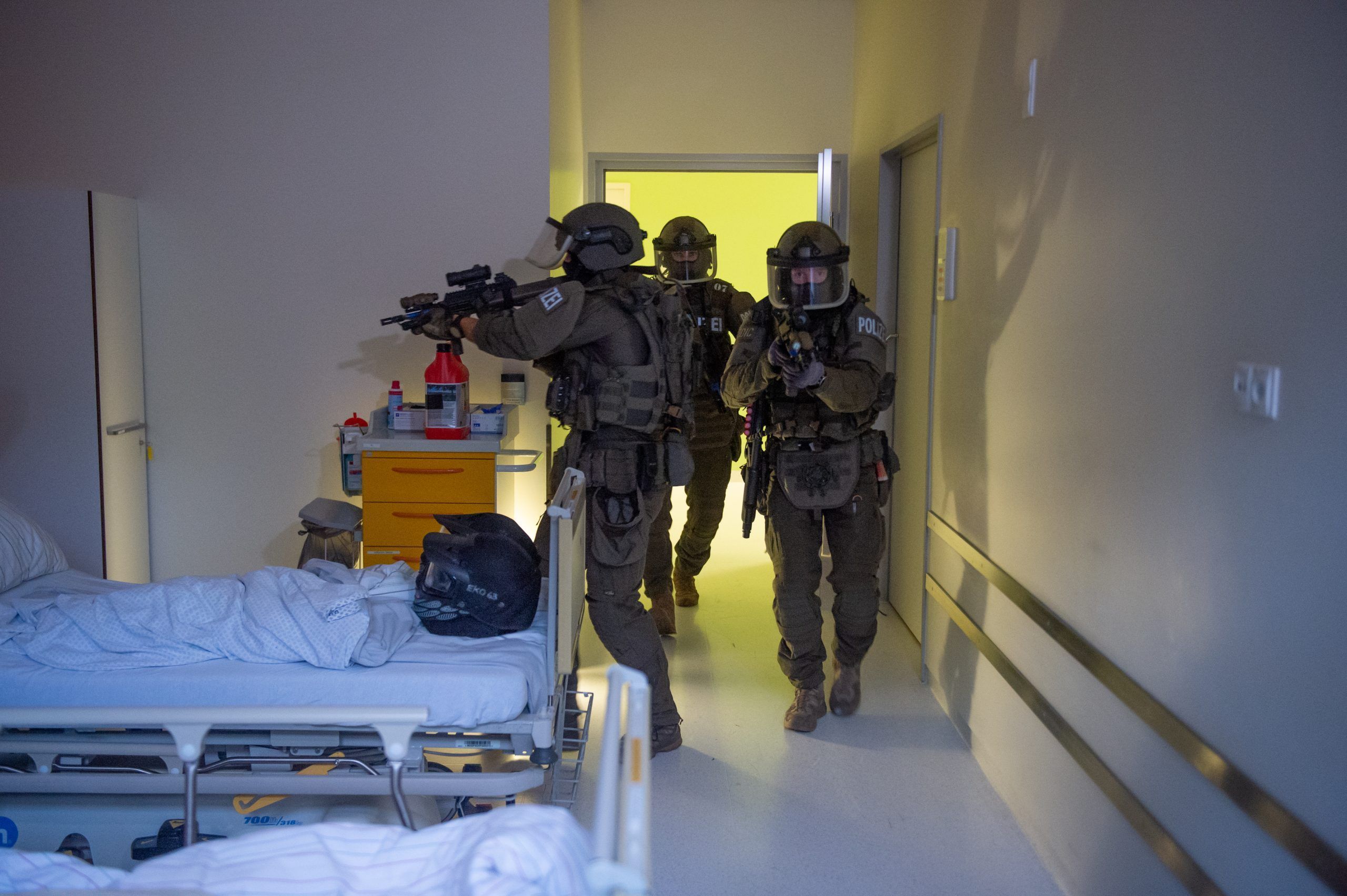 Im Innern stürmen Cobra-Beamte das Patientenzimmer.