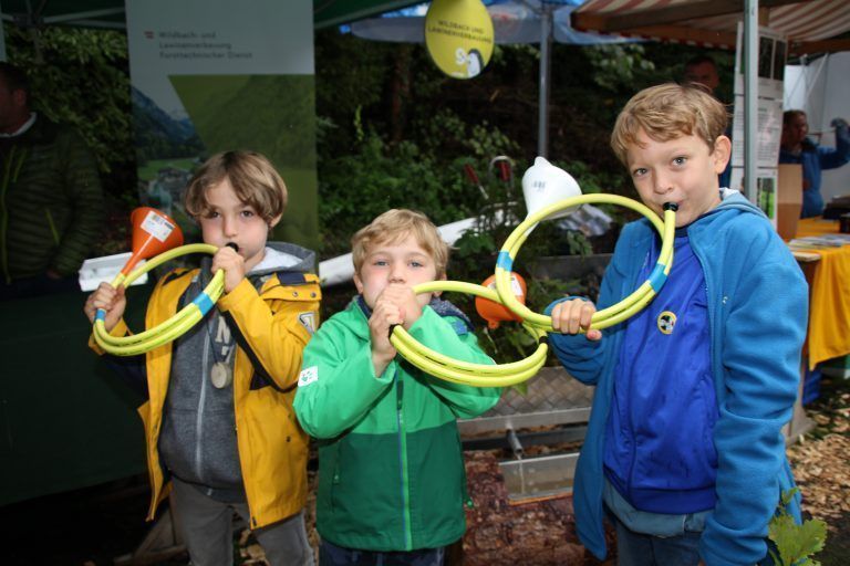 Valentin, Adam und Leo mit ihren selbstgebastelten Gartenschlauch-Waldhörnern. <span class="copyright">He(5)</span>