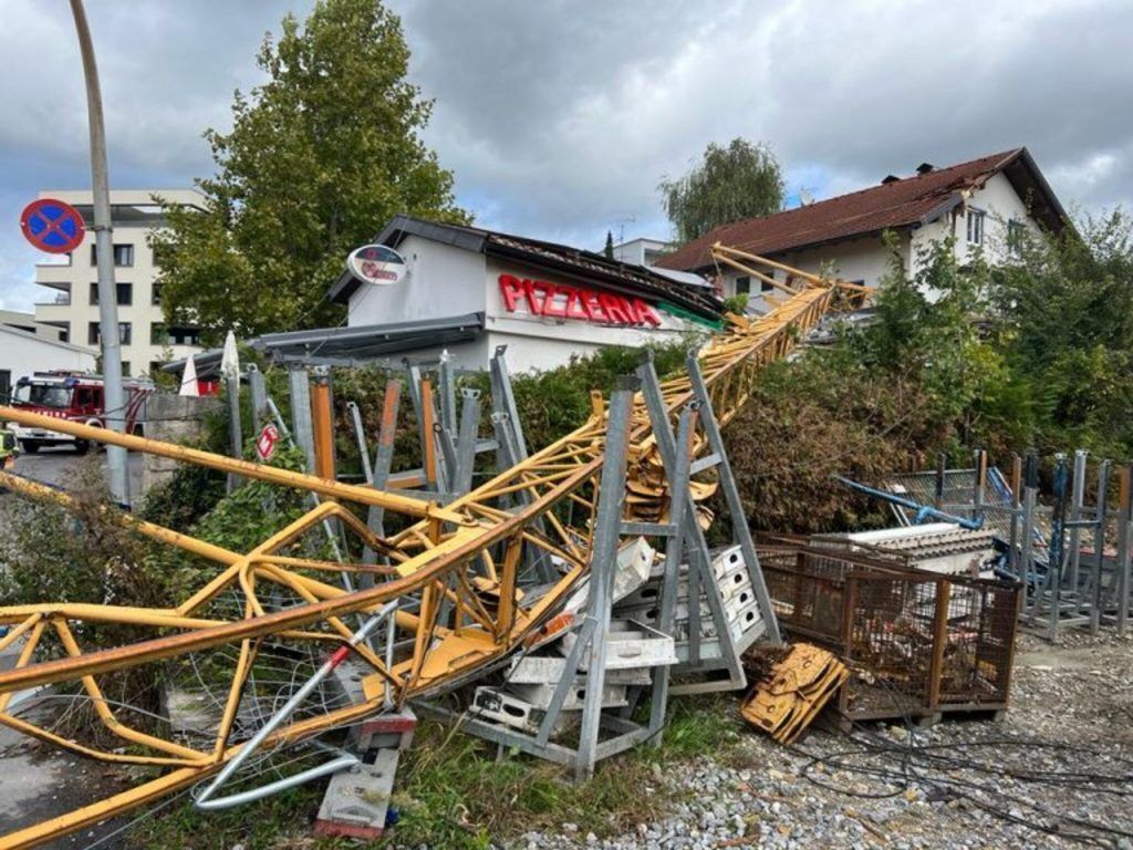 Baukran stürzte in Lochau auf eine Pizzeria und zwei weitere Häuser. »A8