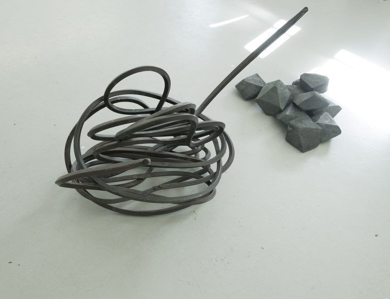 Arbeit von Markus Strieder (Skulpturenkonstellation).