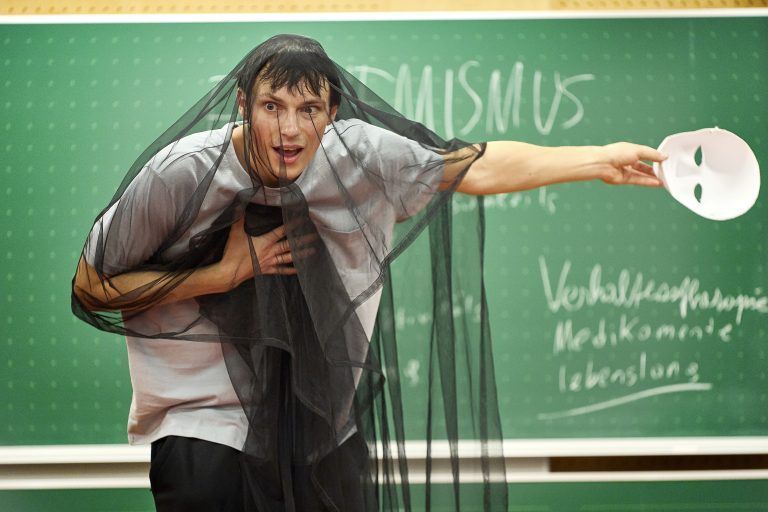 Schauspieler Nico Raschner im Klassenzimmerstück „Wild!“.  Anja Köhler