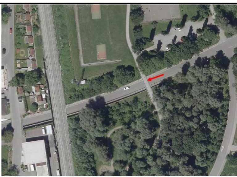 Tatort war diese Fahrrad- und Fußgängerbrücke im Dornbirner Erlgrund . Polizei