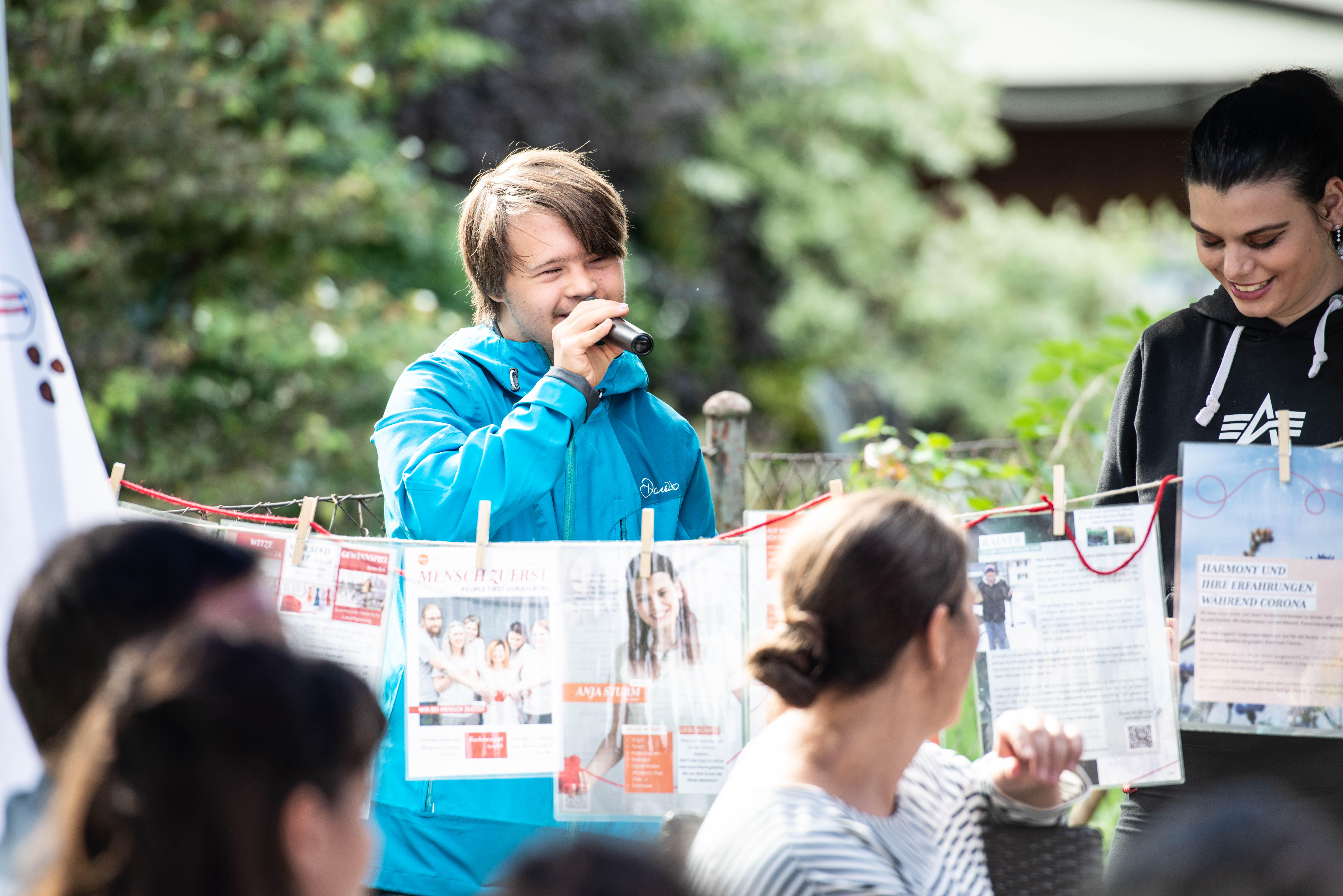 Ein Highlight war das offene Mikrofon, bei dem jeder von sich erzählen konnte.