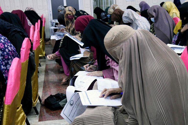 Afghanische Frauen absolvieren einen Aufnahmetest in Kandahar. Die Taliban verwehren seit ihrer Machtübernahme Mädchen oft den Schulbesuch. AFP