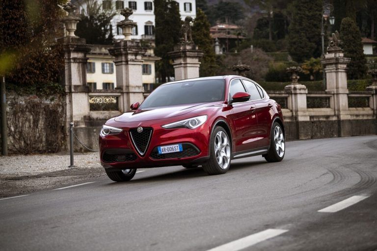 Alfa Romeo Stelvio: Er sieht seiner Technik-Basis, der Giulia, sehr ähnlich, ist jedoch auch unter SUV-Brüdern ein ganz eigener – und starker – Charakter.