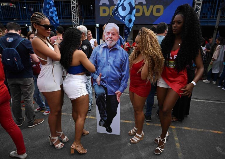 Anhängerinnen des Präsidentschaftskandidaten Luiz Inácio Lula da Silva tragen in Rio de Janeiro eine Pappfigur des Ex-Staatschefs. AFP