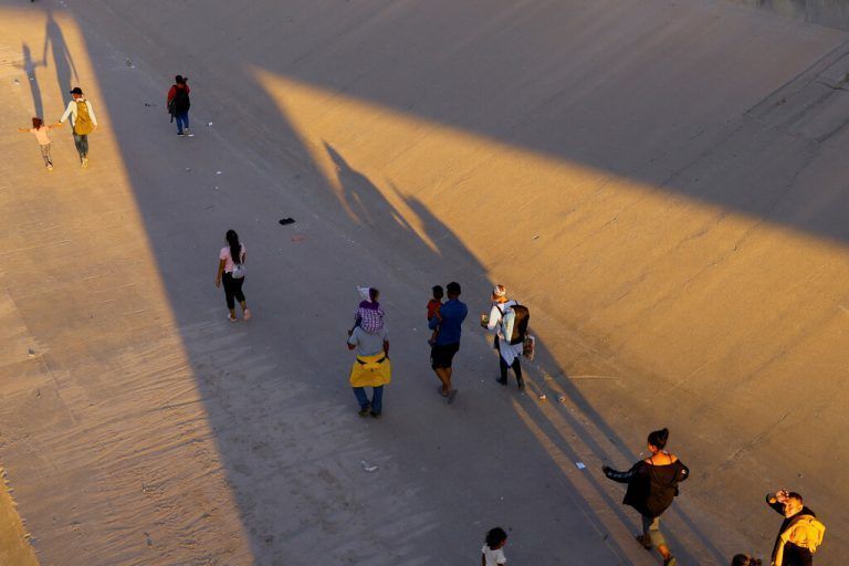 Asylsuchende, vor allem aus Venezuela, haben den Rio Bravo überquert, um El Paso im US-Staat Texas zu erreichen. Reuters