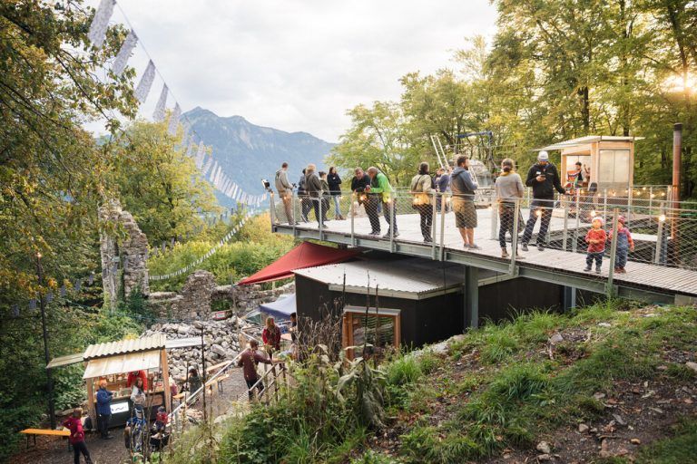 Auf der Ruine Blumenegg lädt das Festivalteam des Walserherbst zur „Zwischenzeit“.Hanno Mackowit
