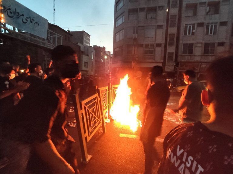 Auslöser der Proteste war der Tod einer jungen Frau in Polizeigewahrsam. AFP