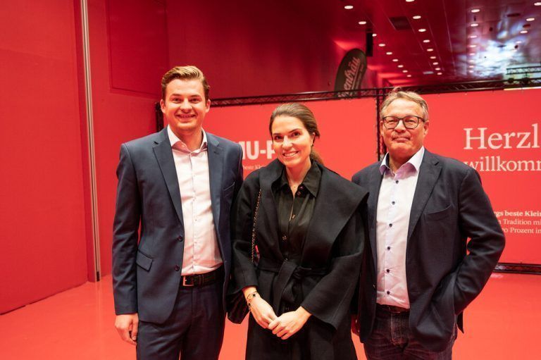 Autohausbetreiber Philipp und Christoph Gerster mit Karoline Sagmeister.
