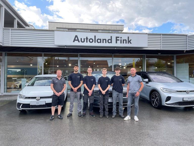 Autoland Fink In Koblach starteten Mohamed Nour Al Hammoud, Benedikt Böckle und Marc Amon die Lehre zum Kfz-Techniker, Kilian Seidl zum Karosseur. Begrüßt wurden sie von Geschäftsführer Christoph Fink und Ausbilder Stefan Lampert. fink