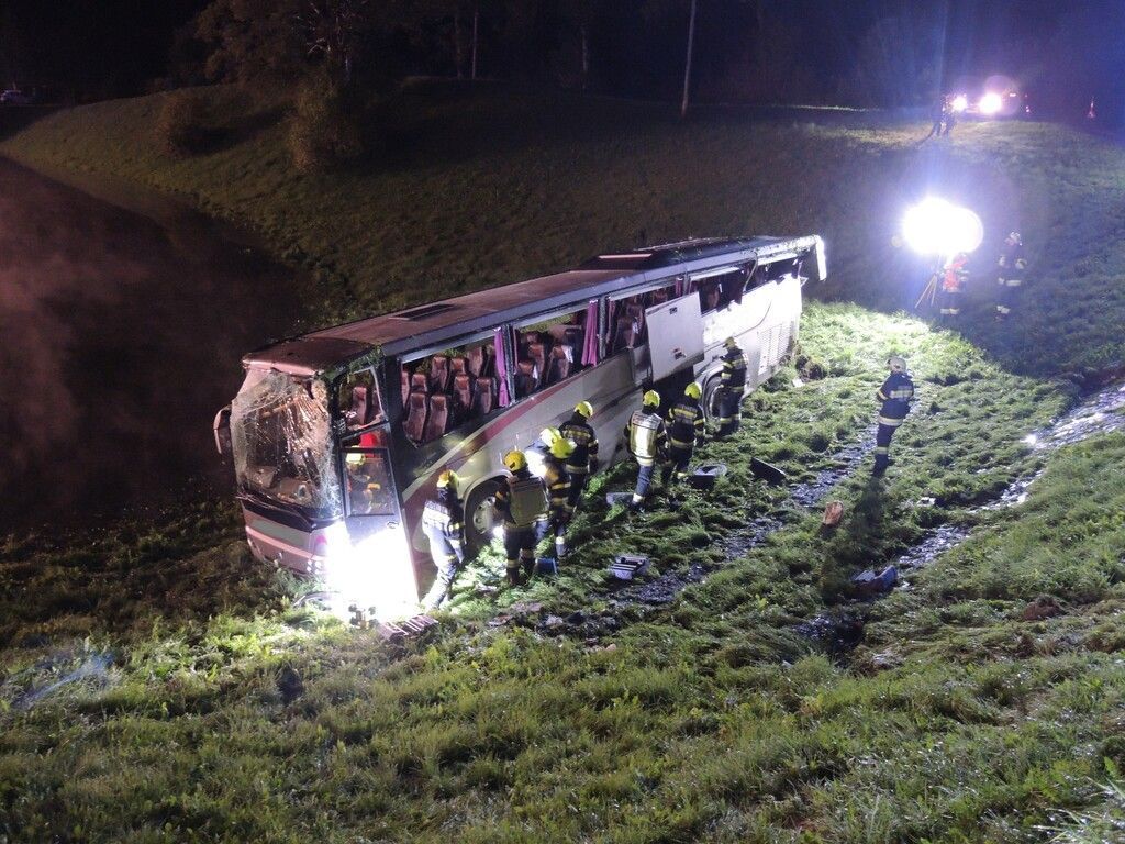 Reisebus stürzte über Hang: Vier Schwerverletzte in der Steiermark