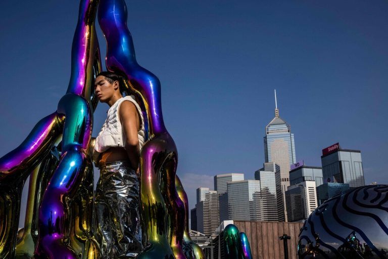 Bei einer Skulptur am Victoria Harbour in der Metropole Hongkong wirft sich ein Model für Aufnahmen in Pose. AFP