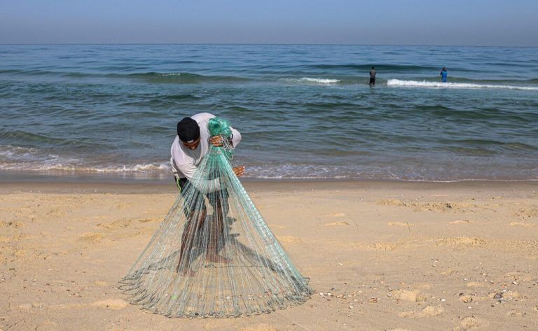 Bei Khan Yunis im Gazastreifen bereitet ein Fischer sein Netz vor, um es anschließend im Mittelmeer auszuwerfen. AFP