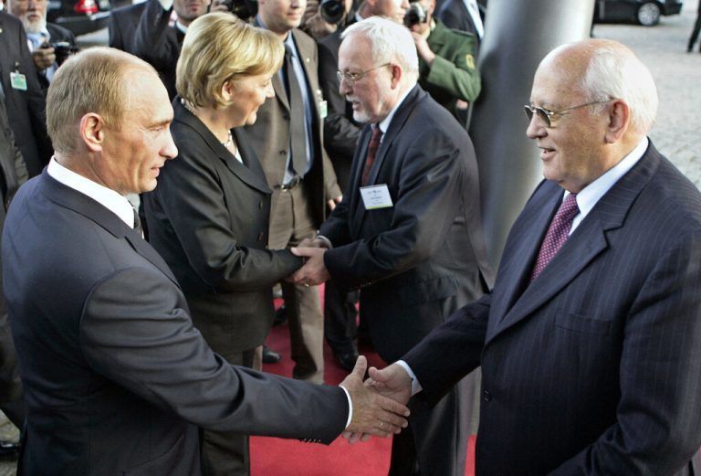 Beim „Petersburg Dialog“ in Dresden im Oktober 2006 trafen Gorbatschow, der russische Präsident Wladimir Putin, die damalige deutsche Kanzlerin Angela Merkel und der letzte Ministerpräsident der DDR, Lothar de Maizière, aufeinander. AFP