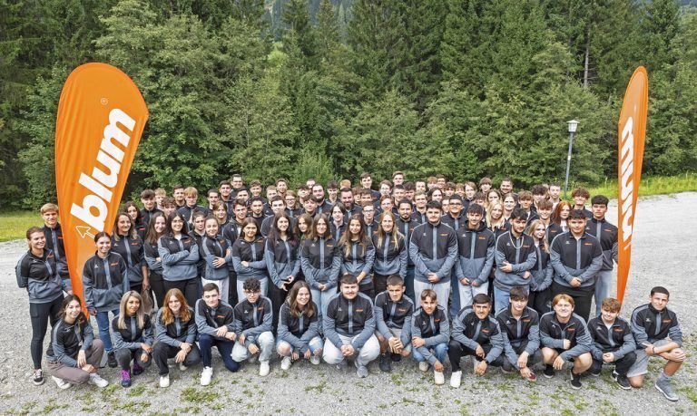 Blum Heuer starteten 105 neue Auszubildende ihre Lehre. In Vorarlberg starten 93 neue Lehrling, in den USA stellte das Familienunternehmen zehn, in Polen zwei Lehrlinge ein. Startschuss ist der traditionelle Kennenlern-Workshop. Die Blum-Gruppe bildet weltweit knapp 400 Lehrlinge aus. blum