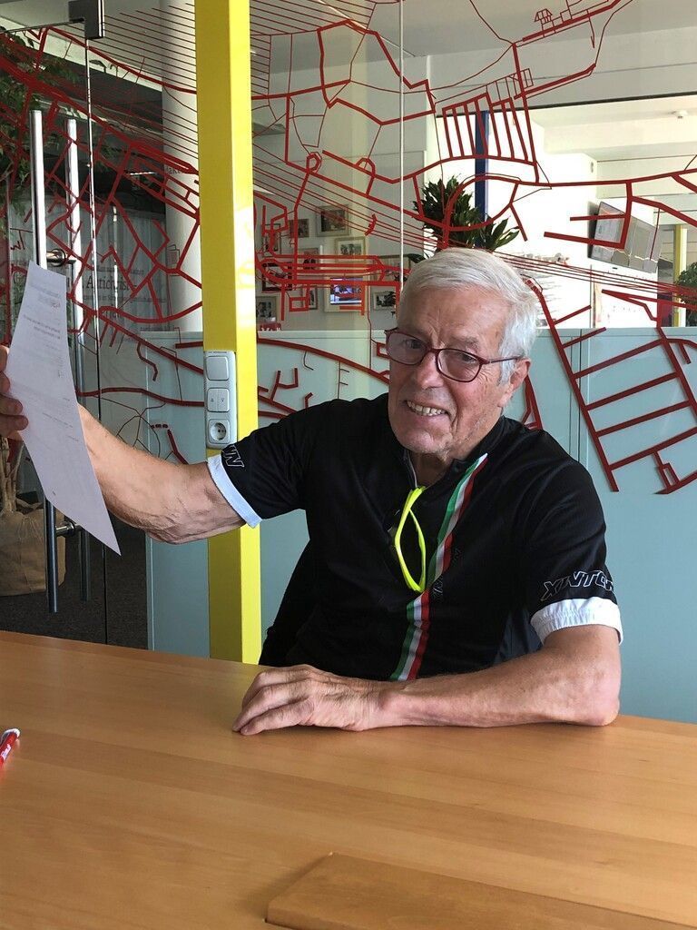 Bruno Hartmann beim Studium der Ergebnisliste seines Olympiastarts vor 50 Jahren.