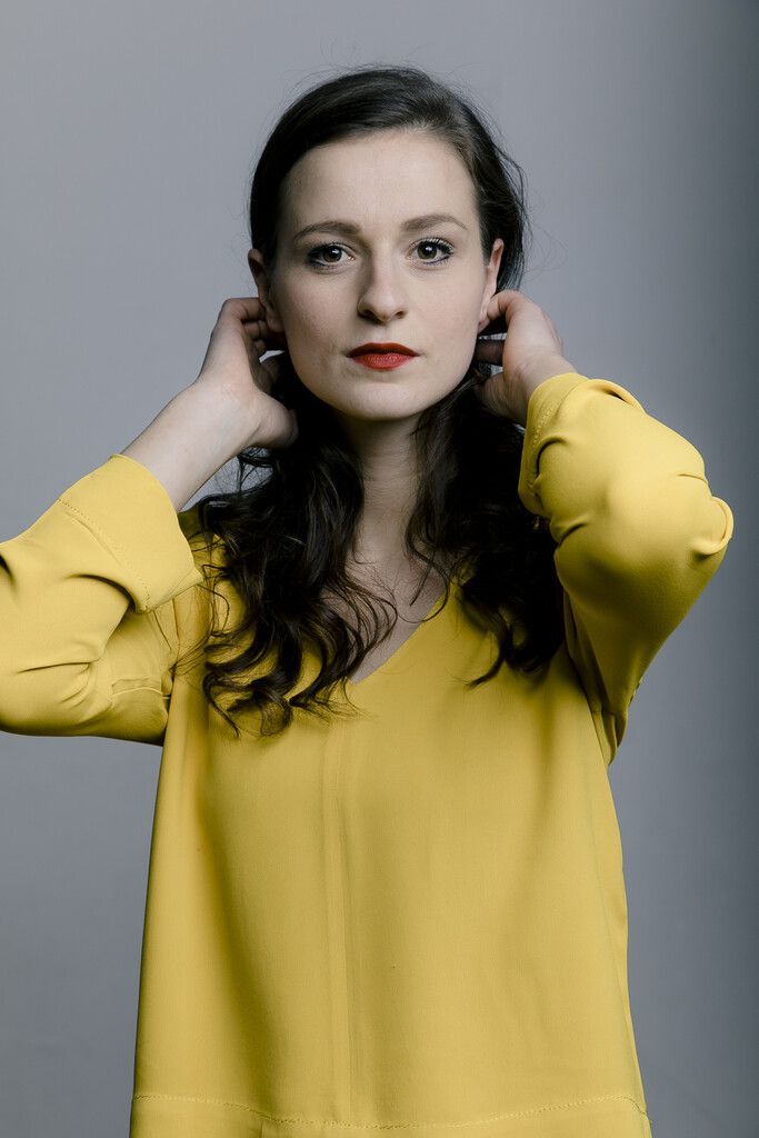 Chefdirigent Leo McFall und das SOV nehmen mit auf eine Weltreise. Corinna Scheurle singt Schubert-Lieder. Schrott/Hartmann