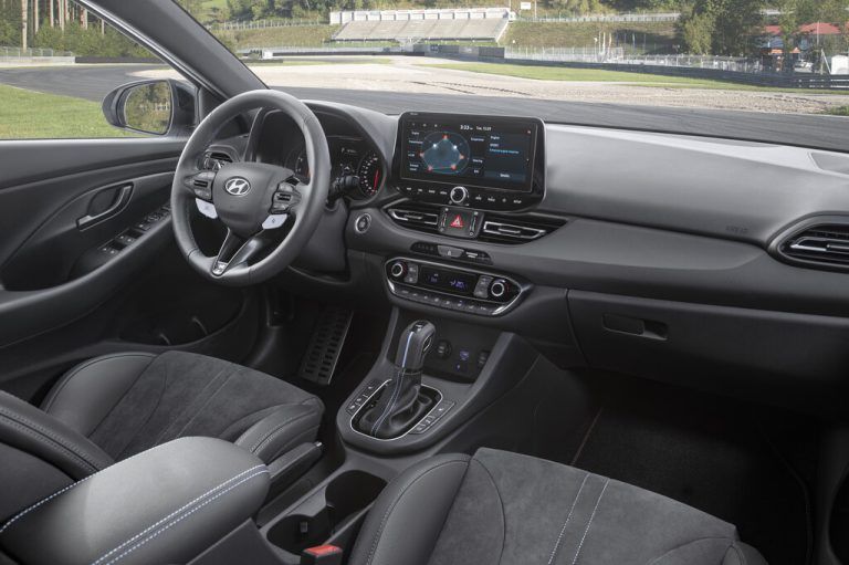 Das N-Cockpit ist auf Sport getrimmt. Top-Leistung und -Sound sind auf Lenkradtasten-Druck abrufbar.