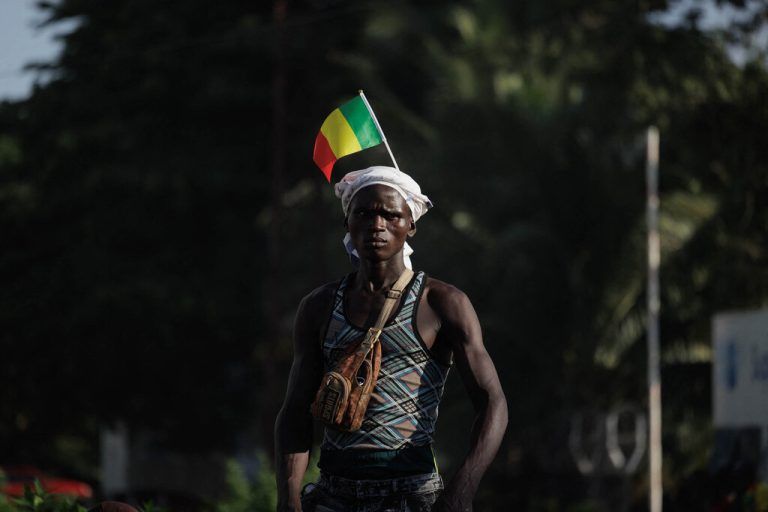 Das westafrikanische Land Mali feiert seinen Unabhängigkeitstag. In der Hauptstadt Bamako trägt ein Mann die Nationalflagge. AFP